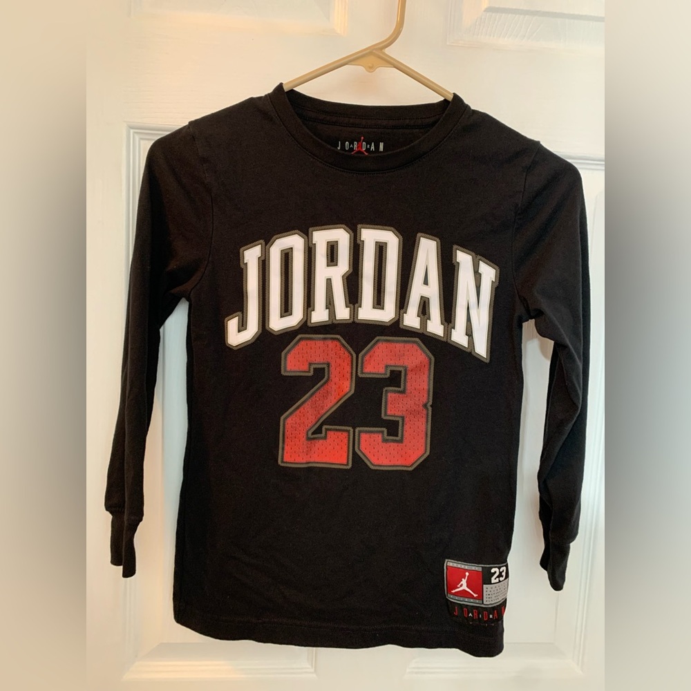 Jordan boy’s size 8-10 long sleeve tee-shirt EUC